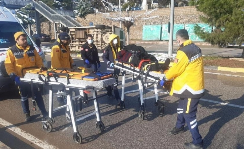 Gaziantep'te Yolcu minibüsü buzlanma nedeniyle devrildi: 3 yaralı