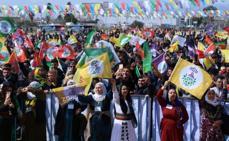 Newroz ateşi soğuk havaya rağmen yakıldı