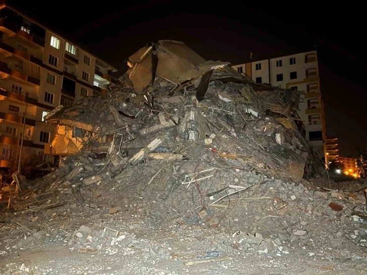 Diyarbakır’da yıkımı yapılan ağır hasarlı bina kendiliğinden çöktü