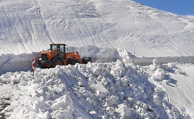 Adıyaman’da beyaz örtüyle kaplı Nemrut Dağı’nın yolu açılıyor