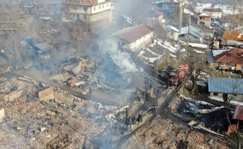 Kastamonu’da bir köy alevlere teslim oldu