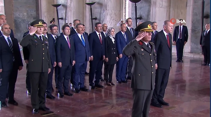 Cumhurbaşkanı Erdoğan ve yeni kabine üyelerinden Anıtkabir'e ziyaret