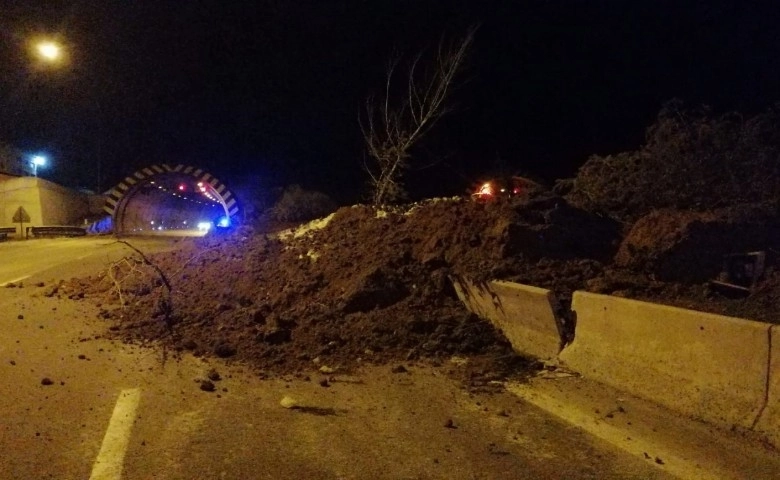 Bolu Dağı Tüneli heyelan sebebiyle çift yönlü trafiğe kapatıldı