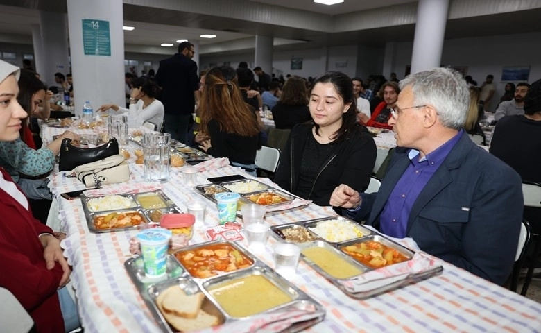 Rektör Özaydın ilk iftarını öğrencilerle birlikte yaptı