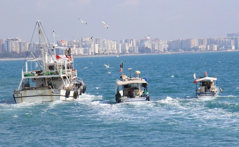 Akdeniz’de balıkçılar sezonu erken kapatmaya başladı