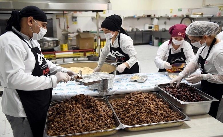 Mersin'de günde 12 bin kişiye iftar yemeği ulaştırılıyor