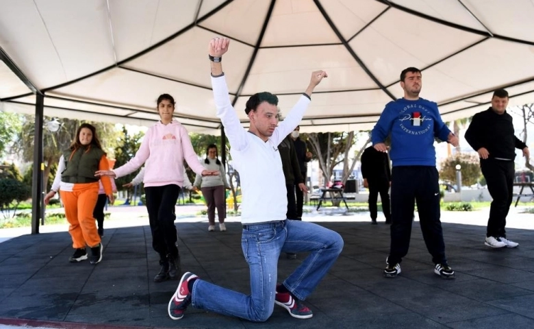 Mersin'de Özel bireylere halk oyunları kursu