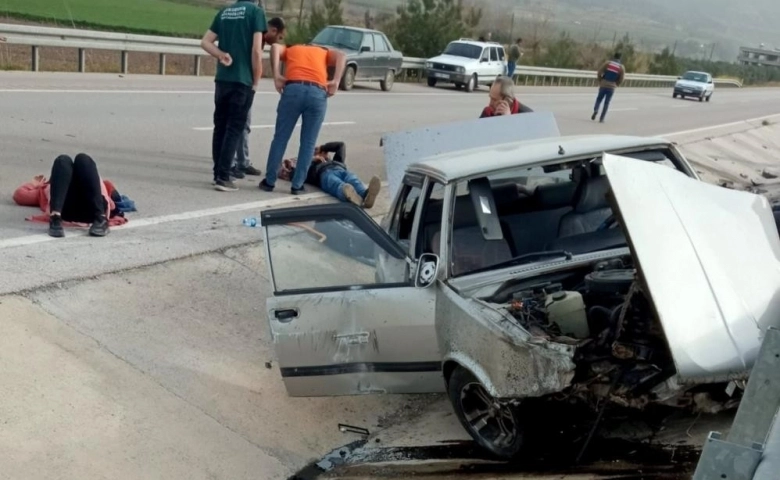 Osmaniye’de otomobil bariyerlere çarptı: 1’i ağır 4 yaralı