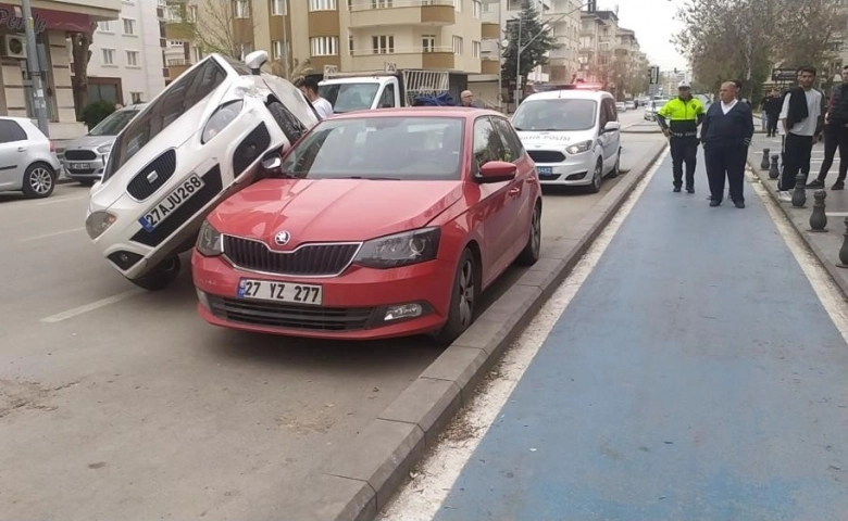 Kaza yapan araç park halindeki aracın üzerinde asılı kaldı