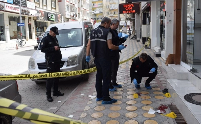 Ailesini evlilik için ikna edemeyince kendini balkondan attı