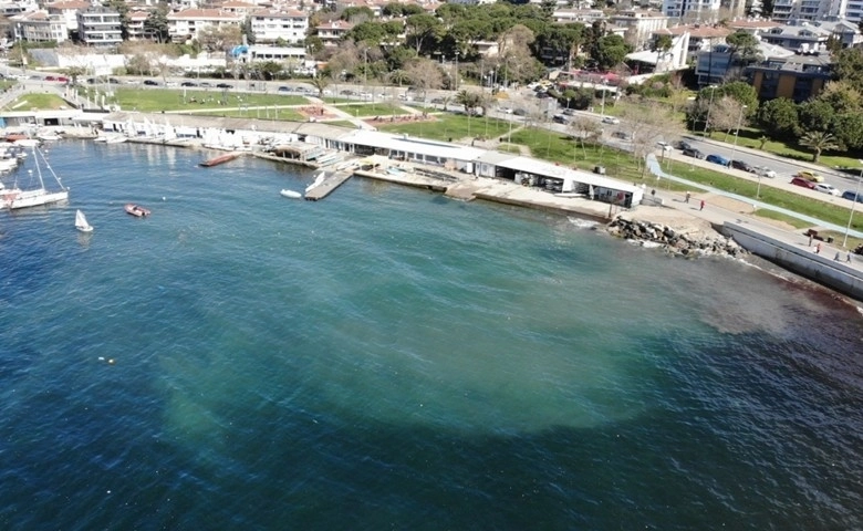 Caddebostan sahilinde yağışlar sonrası atıklar karaya vurdu