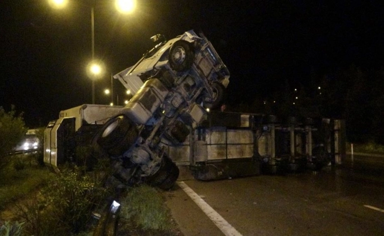 Osmaniye'de otoyolda zincirleme kaza: 3'ü polis 5 yaralı