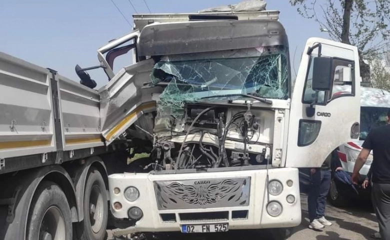 Adıyaman'da Kamyon park halindeki tırın dorsesine çarptı: 1 yaralı