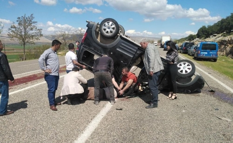 Gaziantep’in Yavuzeli ilçesinde iki aracın çarpıştığı kazada can pazarı: 4 yaralı