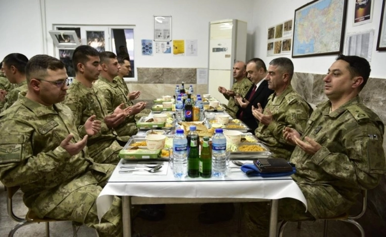 Kilis Valisi Soytürk sınırda Mehmetçik ile iftar açtı