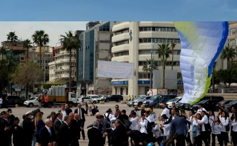 İskenderun'da Yamaç paraşütçüsü törendeki kalabalığa çarptı