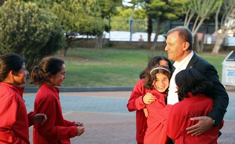 Seçer, 'Kır Çiçekleri'nin başarılı sporcuları ile buluştu