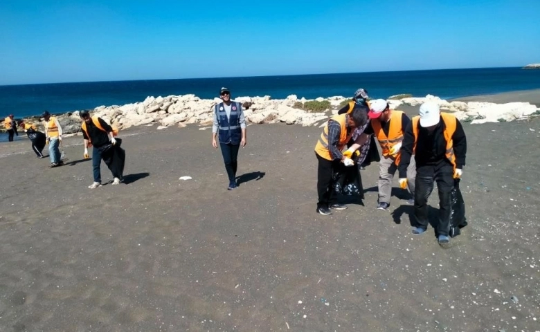 Samandağ sahilinde petrol kalıntıları için temizlik çalışması