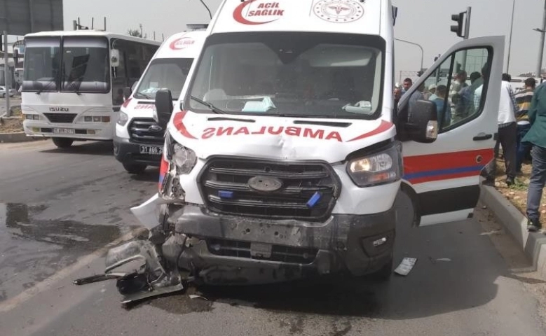 Hatay'da ambulans ile otomobil çarpıştı 1 yaralı