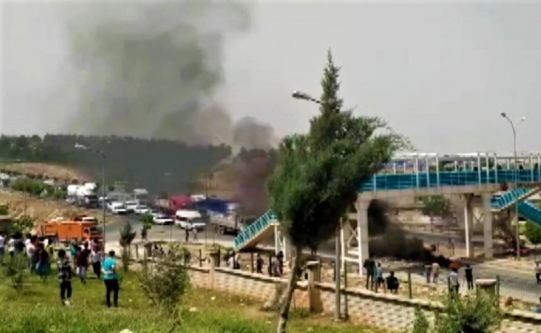 Şanlıurfa’da lastik yakıp yolu trafiğe kapattılar