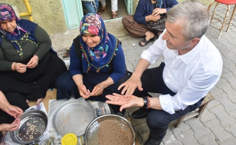 Başkan Tahmazoğlu  kollarını sıvadı, yuvalama yuvarladı