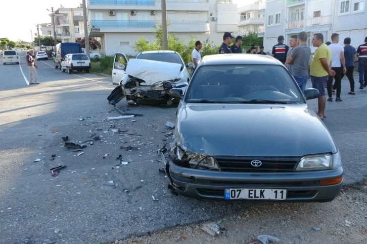 Antalya’da otomobiller kafa kafaya çarpıştı yaralılar var