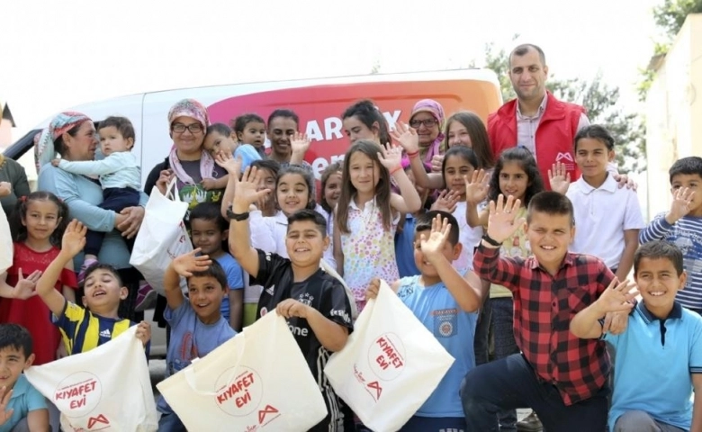 Mersin'de 'Mobil Kıyafet Evi' hizmet aracı kırsal mahallelere de ulaştı