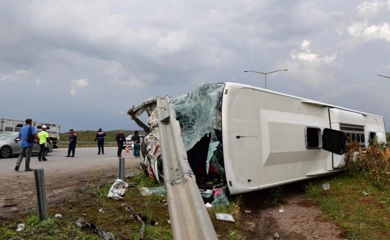 TAG Otoyolunda yolcu otobüsü devrildi 14 yaralı