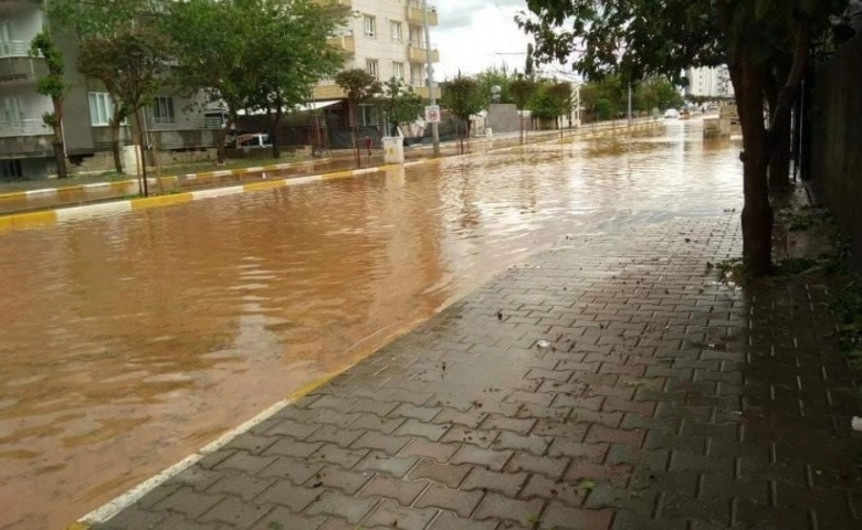 Adıyaman'da dolu ve yağmur, hayatı felç etti