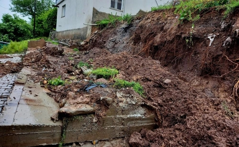 Osmaniye’de heyelan köy yolunu ulaşıma kapadı, istinat duvarını yıktı