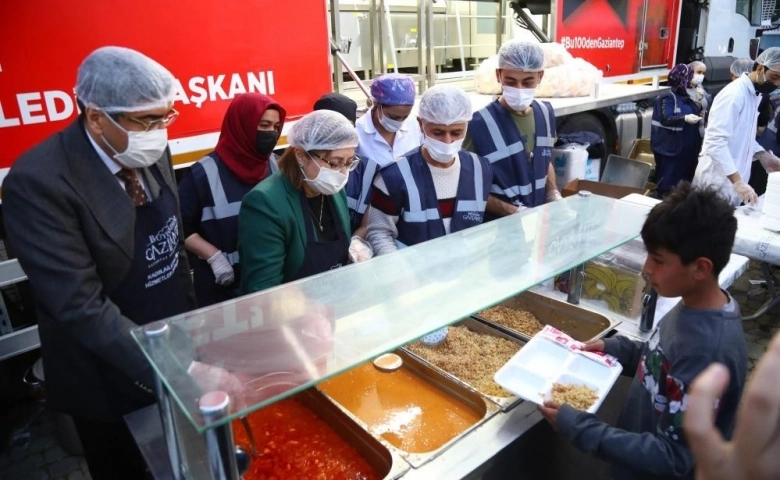 Gaziantep'teki iftar çadırında 210 bin kişilik iftar yemeği ikram edildi