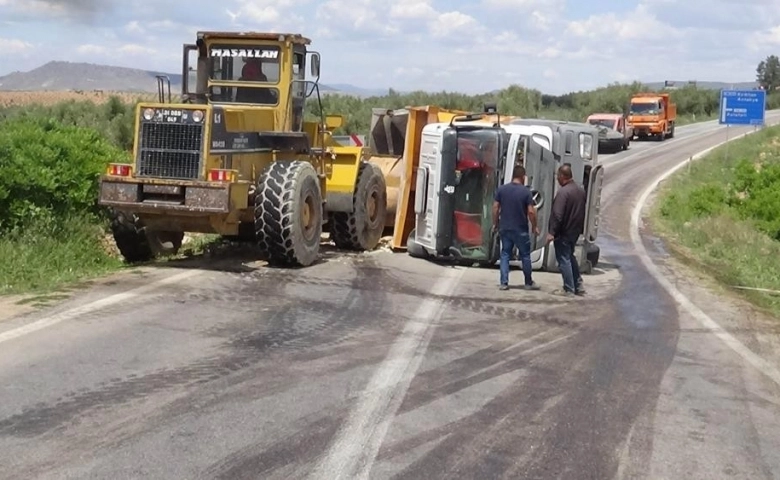 Kilis’te hafriyat kamyonu devrildi yol trafiğe 1.5 saat kapandı