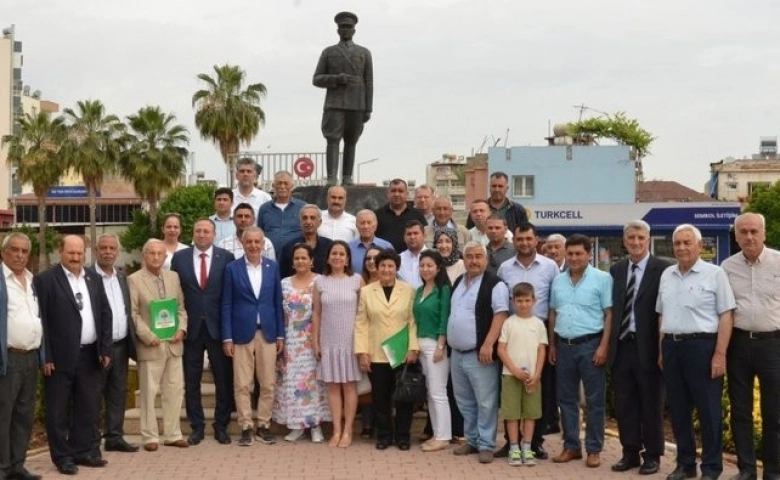 Tarsus’ta Dünya Çiftçiler Günü’nde Atatürk anıtına çelenk bırakıldı