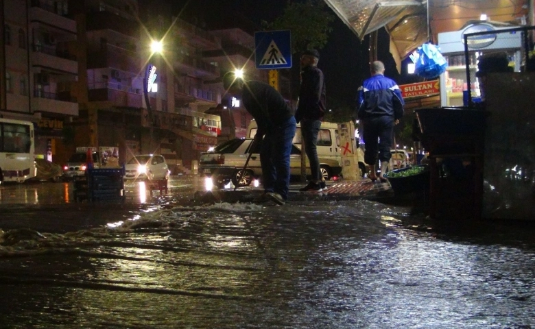 Yurt genelinde sağanak yağış hayatı olumsuz etkiliyor