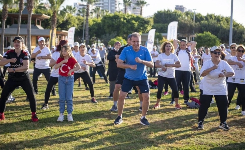 Vahap Seçer, ‘Bilinçli Spor’ etkinliğinde vatandaşlarla spor yaptı