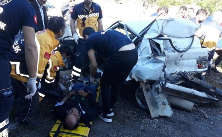 Kahramanmaraş'ta Tır, otomobili kağıt gibi ezdi: 1 ölü, 3 yaralı