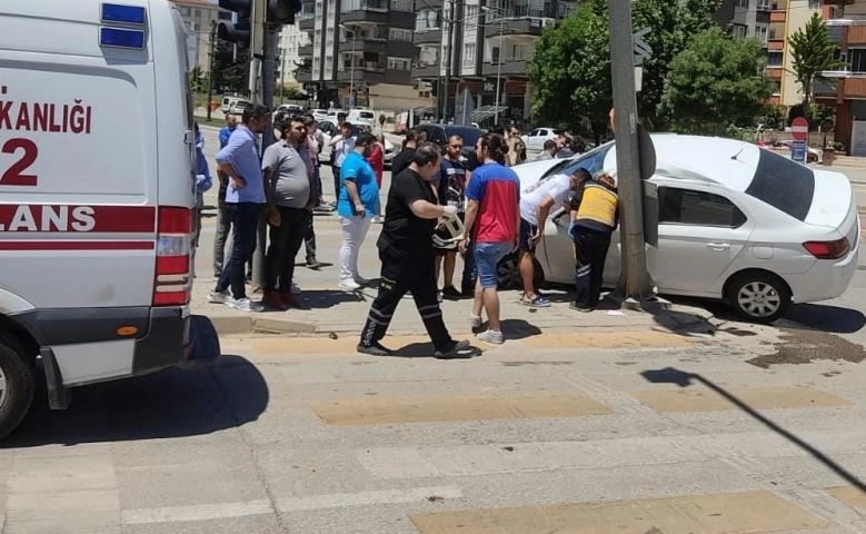 Gaziantep'te Kavşakta çarpışan otomobillerin sürücüleri yaralandı