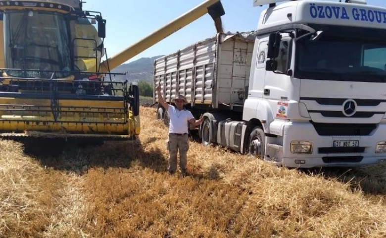 Hatay’ın Amik Ovasında yılın ilk buğday hasadı dualarla yapıldı