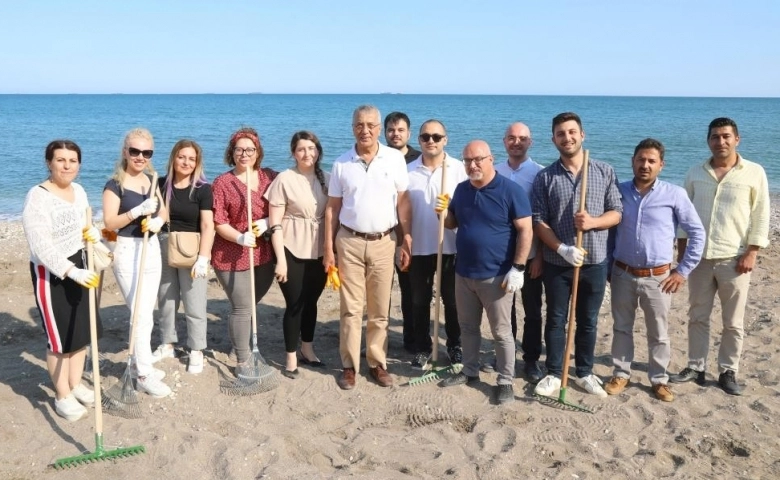 Mezitli Belediye Başkanı Tarhan ve çalışanları sahili temizledi