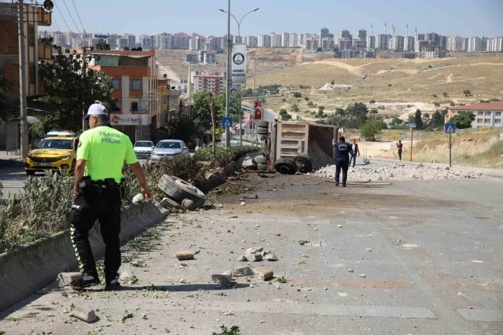 Gaziantep te freni patlayan moloz yüklü kamyon, önüne gelen herşeyi yıktı ezdi durdu