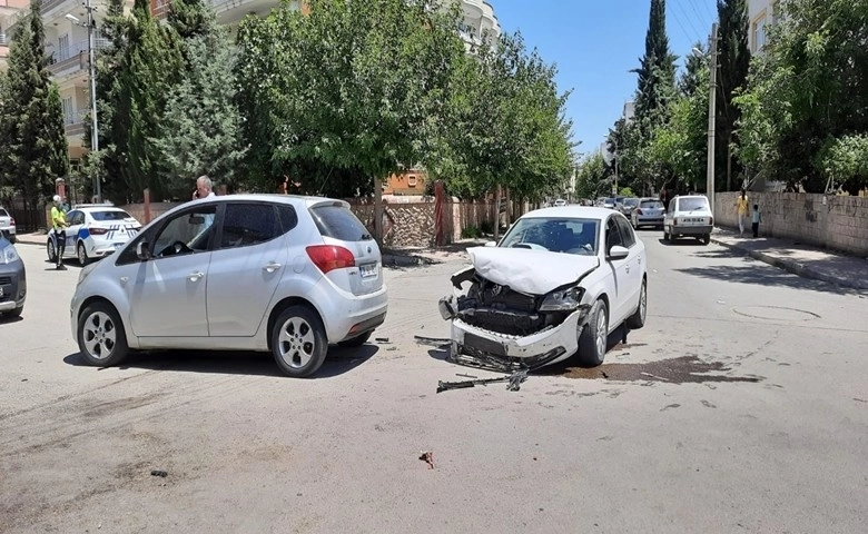 Adıyaman’da, İki otomobil çarpıştı: 4 yaralı