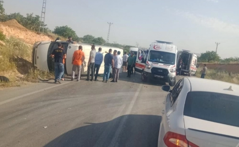 Gaziantep'te İşçi servisi otomobille çarpıştı: 9 yaralı