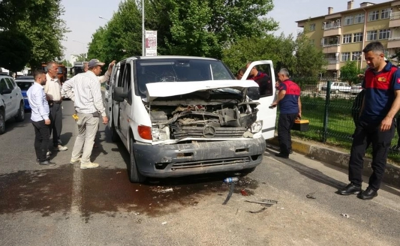 Midibüs, trafik ışıklarında bekleyen kamyonete çarptı: 5 yaralı