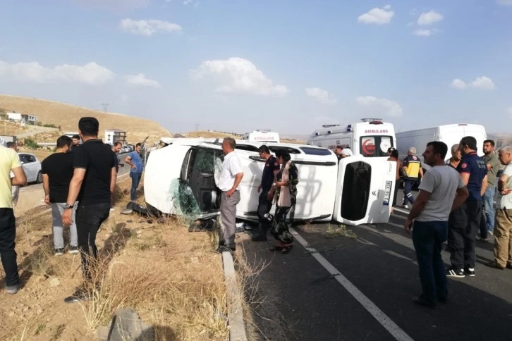 Trafik kazası; Batman'da hafif ticari araç takla attı: 6 yaralı