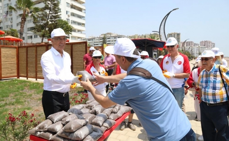 Mezitli Belediyesi sahil temizliğine gelenlere kompost hediye etti