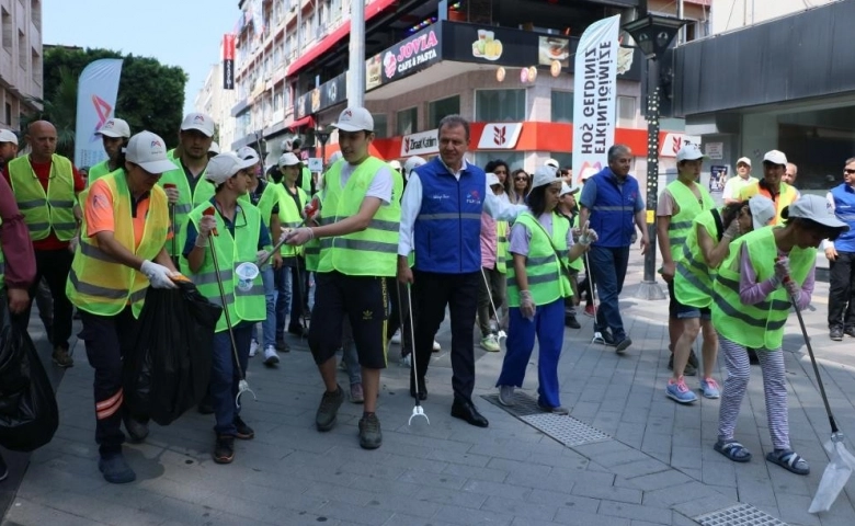 Mersin Büyükşehir Belediye Başkanı Vahap Seçer, Çocuklarla çevre temizliği yaptı