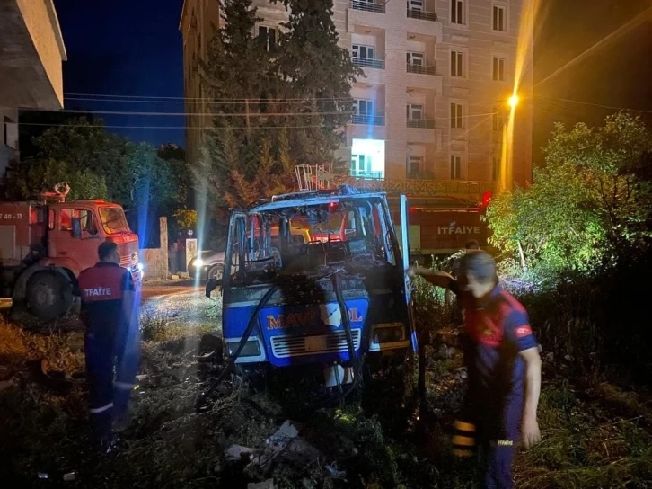 Gölbaşında park halindeki minibüs yanarak kül oldu