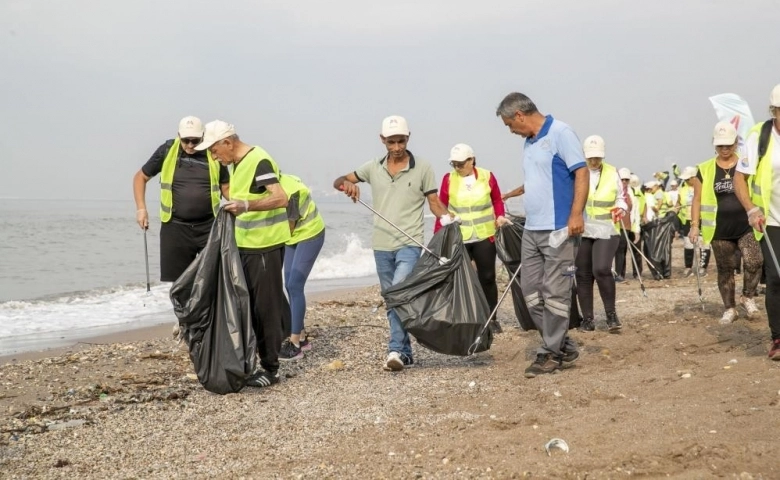 Mersin Büyükşehir Belediyesinden Anamur’dan Akdeniz’e sahil temizliği