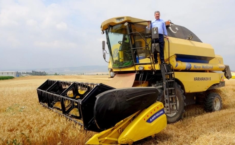 Vali Yılmaz, biçerdöverle buğday hasadı yaptı