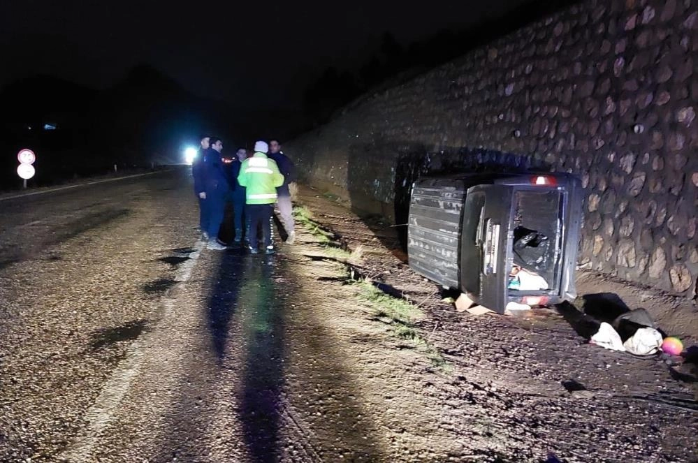 Gölbaşı İlçesinde hafif ticari araç istinat duvarına çarptı: 4 yaralı